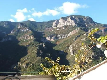 Paisible Au Coeur Des Montagnes A *